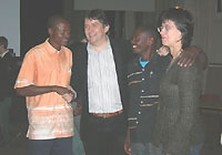 Burgemeester Herman op de foto met Aaron en Joseph uit Uganda en leerkracht Katelijne van Kindsheid Jesu.