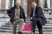 schepen Toon Hermans en de burgemeester met 'roze stoel'