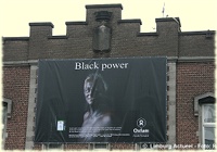 banner met een zwarte gouverneur Stevaert op de oude gevangenis van Hasselt